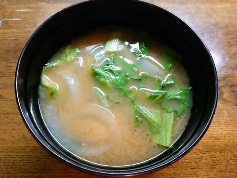 玉葱とグリーンリーフレタスの味噌汁